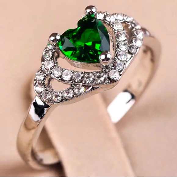 Elegant Sliver Emerald Heart Ring! - Picture 5 of 7
